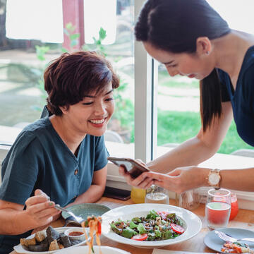 friends enjoying dinner and using scrollbites